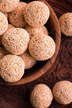 Cholai ke laddo veya Rajgira laddu veya kase veya plaka içinde solmayan çiçek gidecektir