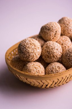 Cholai ke laddo veya Rajgira laddu veya kase veya plaka içinde solmayan çiçek gidecektir