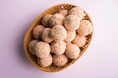 Cholai ke laddo veya Rajgira laddu veya kase veya plaka içinde solmayan çiçek gidecektir