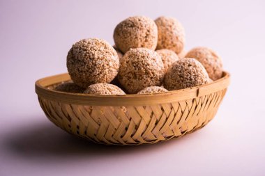 Cholai ke laddo veya Rajgira laddu veya kase veya plaka içinde solmayan çiçek gidecektir