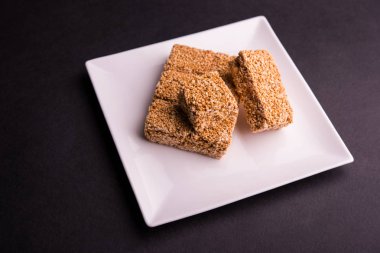 Cholai ki chikki veya Rajgira chikki veya solmayan çiçek chikki veya pasta veya çubuk