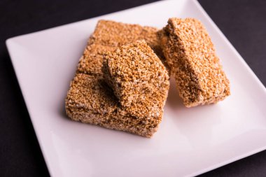 Cholai ki chikki veya Rajgira chikki veya solmayan çiçek chikki veya pasta veya çubuk
