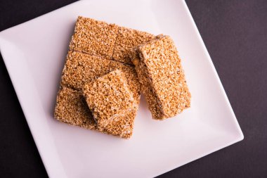 Cholai ki chikki veya Rajgira chikki veya solmayan çiçek chikki veya pasta veya çubuk