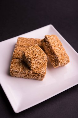 Cholai ki chikki veya Rajgira chikki veya solmayan çiçek chikki veya pasta veya çubuk