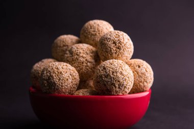 Cholai ke laddo veya Rajgira laddu veya kase veya plaka içinde solmayan çiçek gidecektir