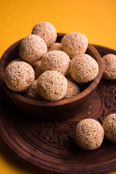 Cholai ke laddo ou Rajgira laddu ou Amaranth ladoo em tigela ou placa — Fotografia de Stock