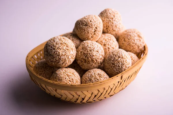 Cholai ke laddo of Rajgira laddu of ladoo van de Amarant in in bakje of plaat — Stockfoto