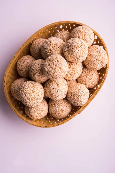 Cholai 柯 laddo 或 Rajgira laddu 或苋菜拉杜在中碗或盘子 — 图库照片