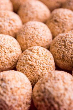 Cholai ke laddo veya Rajgira laddu veya kase veya plaka içinde solmayan çiçek gidecektir