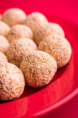 Cholai ke laddo veya Rajgira laddu veya kase veya plaka içinde solmayan çiçek gidecektir