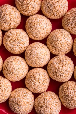 Cholai ke laddo veya Rajgira laddu veya kase veya plaka içinde solmayan çiçek gidecektir