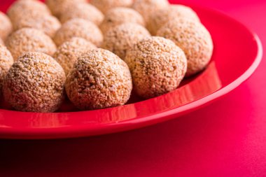 Cholai ke laddo veya Rajgira laddu veya kase veya plaka içinde solmayan çiçek gidecektir