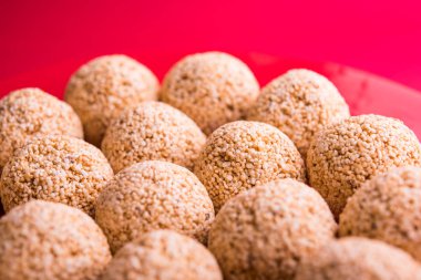 Cholai ke laddo veya Rajgira laddu veya kase veya plaka içinde solmayan çiçek gidecektir