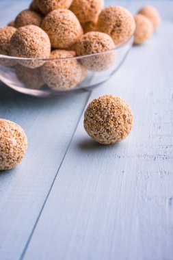 Cholai ke laddo veya Rajgira laddu veya kase içinde solmayan çiçek gidecektir 