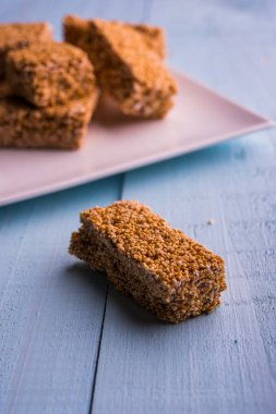 Cholai ki chikki veya Rajgira chikki veya solmayan çiçek chikki veya pasta veya çubuk