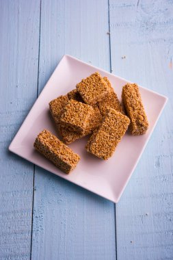 Cholai ki chikki veya Rajgira chikki veya solmayan çiçek chikki veya pasta veya çubuk