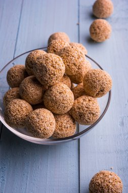 Cholai ke laddo veya Rajgira laddu veya kase, seçici odak içinde solmayan çiçek gidecektir