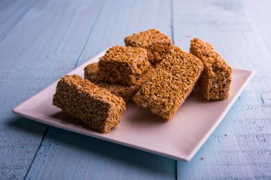 Cholai ki chikki veya Rajgira chikki veya Amaranth chikki veya kek veya bar