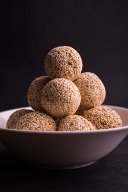 Cholai ke laddo veya Rajgira laddu veya kase, seçici odak içinde solmayan çiçek gidecektir