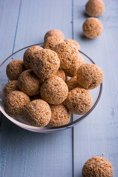 Cholai 柯 laddo 或 Rajgira laddu 或在碗里，选择性聚焦在苋菜拉杜 — 图库照片