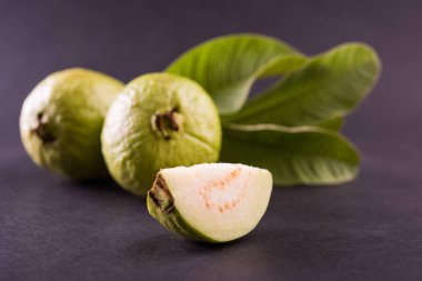 Guava meyve veya Amrood veya Amrud veya izole, peru seçici odak