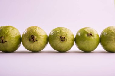Guava meyve veya Amrood veya Amrud veya izole, peru seçici odak