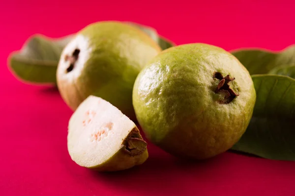Fruta de la guayaba o Amrood o Amrud o perú aislado, enfoque selectivo — Foto de Stock
