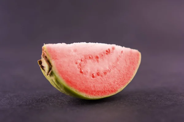 Guava frukt eller Amrood eller Amrud eller peru isolerad, selektivt fokus — Stockfoto