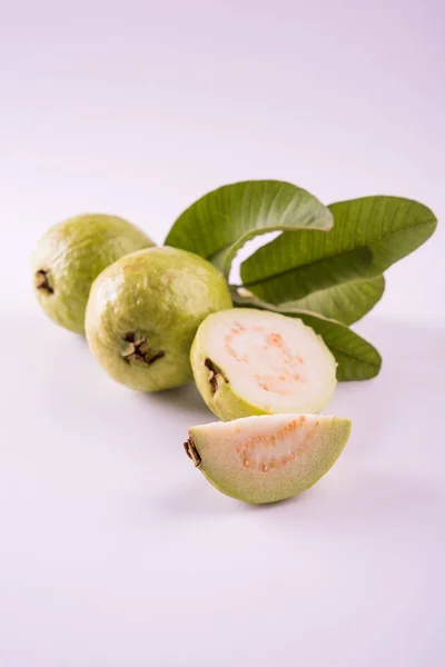 Frutas de goiaba ou Amrood ou Amrud ou peru isolado, foco seletivo — Fotografia de Stock