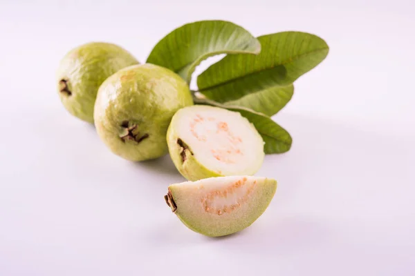 Fruta de la guayaba o Amrood o Amrud o perú aislado, enfoque selectivo — Foto de Stock