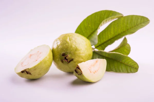 Fruta de la guayaba o Amrood o Amrud o perú aislado, enfoque selectivo — Foto de Stock