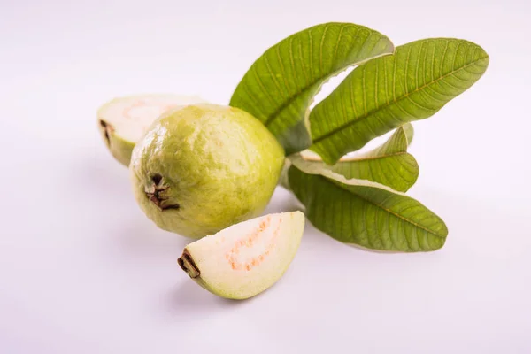 Fruta de la guayaba o Amrood o Amrud o perú aislado, enfoque selectivo — Foto de Stock