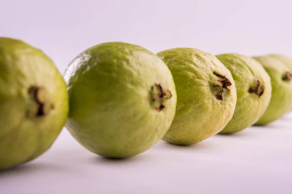 Guava meyve veya Amrood veya Amrud veya izole, peru seçici odak — Stok fotoğraf
