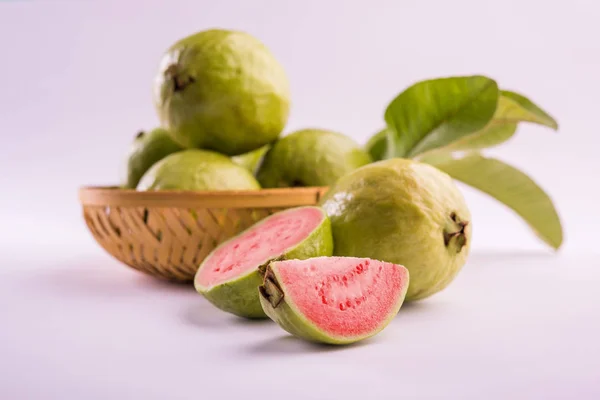 Guava frukt eller Amrood eller Amrud eller peru isolerad, selektivt fokus — Stockfoto