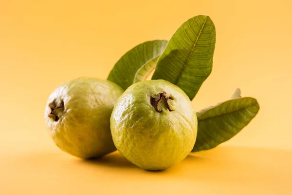 Frutas de goiaba ou Amrood ou Amrud ou peru isolado, foco seletivo — Fotografia de Stock