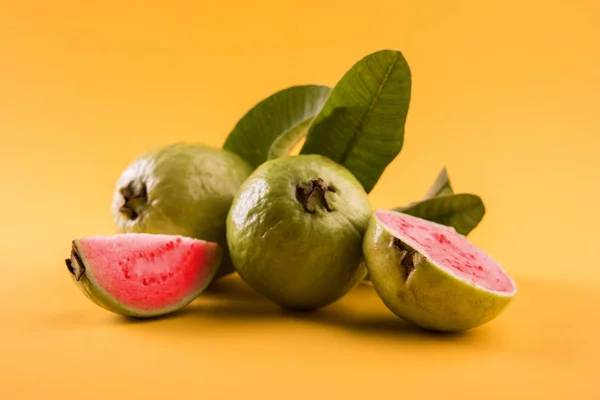 Гуава фруктів або Amrood або Amrud або Перу ізольовані, вибіркове фокус — стокове фото
