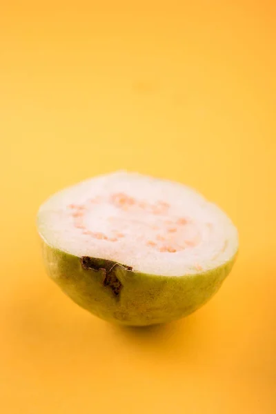 Гуава фрукты или Амруд или Амруд или Перу изолированный, избирательный фокус — стоковое фото