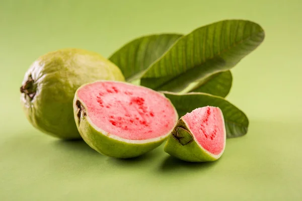 Owoc guawy lub Amrood lub Amrud lub peru na białym tle, Selektywny fokus — Zdjęcie stockowe