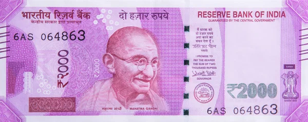 Новая валюта Индии банкноты 2000 рупий с фотографией Ганди-джи, изолированные на белом фоне, крупным планом, индийской валютой, индийской бумажной валютой, задней стороной — стоковое фото