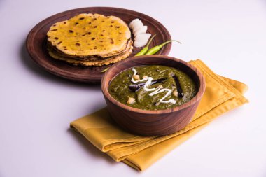 Mısır unu düz ekmek veya roti veya Makki Ki Roti da Saag veya hardal yaprakları köri, Hint gıda içinde popüler kış sezonu kuzey Hindistan'da sarso ile