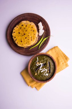 Mısır unu düz ekmek veya roti veya Makki Ki Roti da Saag veya hardal yaprakları köri, Hint gıda içinde popüler kış sezonu kuzey Hindistan'da sarso ile
