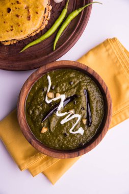 Mısır unu düz ekmek veya roti veya Makki Ki Roti da Saag veya hardal yaprakları köri, Hint gıda içinde popüler kış sezonu kuzey Hindistan'da sarso ile