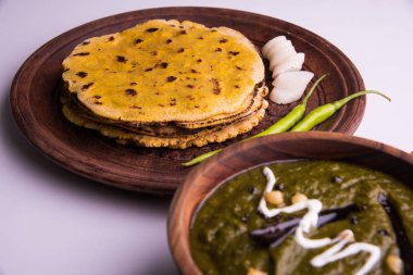Mısır unu düz ekmek veya roti veya Makki Ki Roti da Saag veya hardal yaprakları köri, Hint gıda içinde popüler kış sezonu kuzey Hindistan'da sarso ile