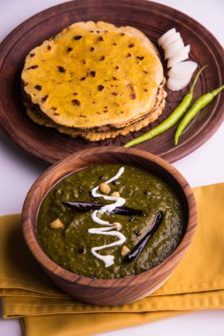 Mısır unu düz ekmek veya roti veya Makki Ki Roti da Saag veya hardal yaprakları köri, Hint gıda içinde popüler kış sezonu kuzey Hindistan'da sarso ile
