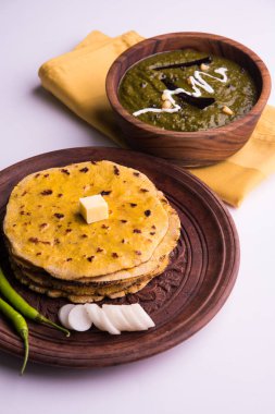 Mısır unu düz ekmek veya roti veya Makki Ki Roti da Saag veya hardal yaprakları köri, Hint gıda içinde popüler kış sezonu kuzey Hindistan'da sarso ile