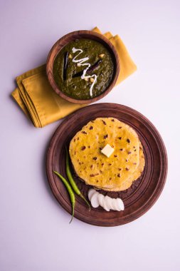 Mısır unu düz ekmek veya roti veya Makki Ki Roti da Saag veya hardal yaprakları köri, Hint gıda içinde popüler kış sezonu kuzey Hindistan'da sarso ile