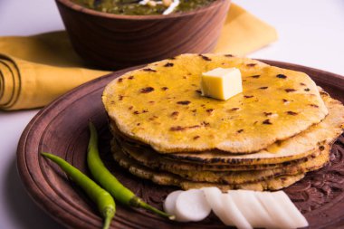 Mısır unu düz ekmek veya roti veya Makki Ki Roti da Saag veya hardal yaprakları köri, Hint gıda içinde popüler kış sezonu kuzey Hindistan'da sarso ile