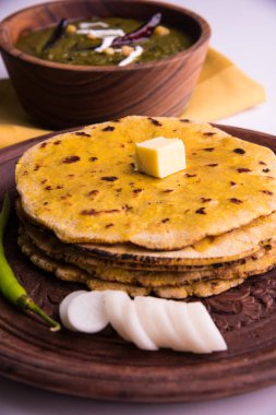 Mısır unu düz ekmek veya roti veya Makki Ki Roti da Saag veya hardal yaprakları köri, Hint gıda içinde popüler kış sezonu kuzey Hindistan'da sarso ile