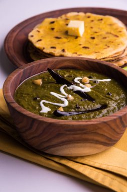 Mısır unu düz ekmek veya roti veya Makki Ki Roti da Saag veya hardal yaprakları köri, Hint gıda içinde popüler kış sezonu kuzey Hindistan'da sarso ile