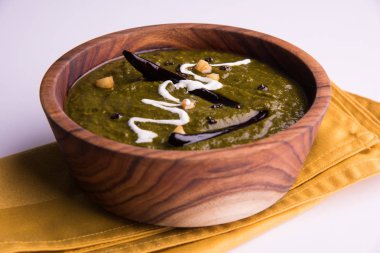 Mısır unu düz ekmek veya roti veya Makki Ki Roti da Saag veya hardal yaprakları köri, Hint gıda içinde popüler kış sezonu kuzey Hindistan'da sarso ile